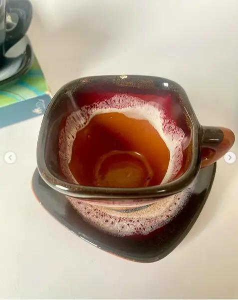 Foto de um(a) Conjunto com 06 xicaras de café, da categoria de Xícaras. Conjunto com 6 xícaras para cafezinho em cerâmica. Duas delas contém pequenos bicados como mostrado nas fotos. 4,5 cm de... Mostrado de uma perspectiva diferente. Vendido no marketplace Trésors.