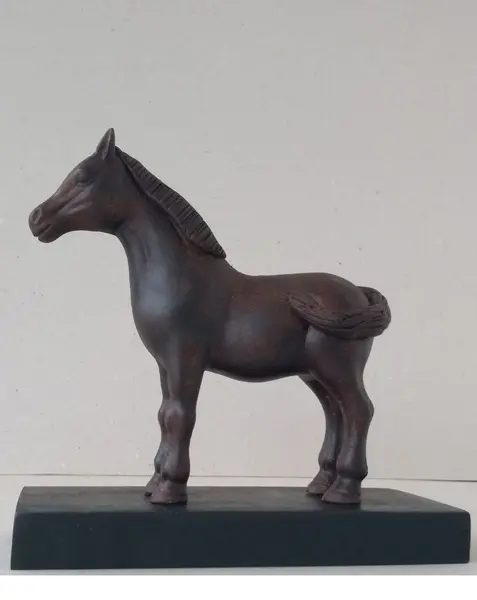Foto de um(a) Escultura equina Donkey, da categoria de Escultura. Escultura equina em técnica mista com pátina ferrugem, base em madeira ebanizada. Peça única pelo designer marcelus ribas. ... Mostrado de uma perspectiva diferente. Vendido no marketplace Trésors.