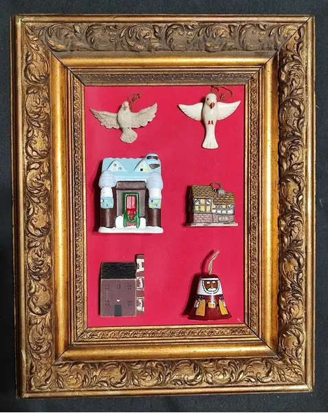Foto de um(a) Combo Enfeites Natalinos, da categoria de Outros objetos decorativos. Combo natalino com 6 enfeites composto por: - casa de madeira típica da irlanda - casa em porcelana estilo bávaro c placa da... Mostrado de uma perspectiva diferente. Vendido no marketplace Trésors.