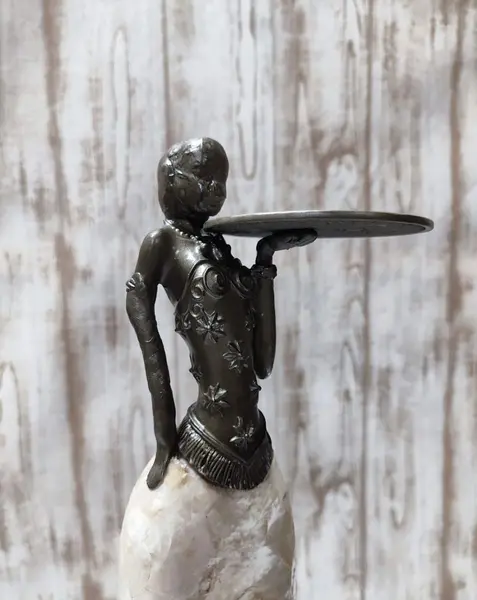 Foto de um(a) Escultura em Resina Representando Mulher Africana, Década de 2000, da categoria de Escultura. Escultura em resina representando uma africana: corpo e bandeja revestido com madrepérola, parte do corpo com pátina bronze... Mostrado de uma perspectiva diferente. Vendido no marketplace Trésors.