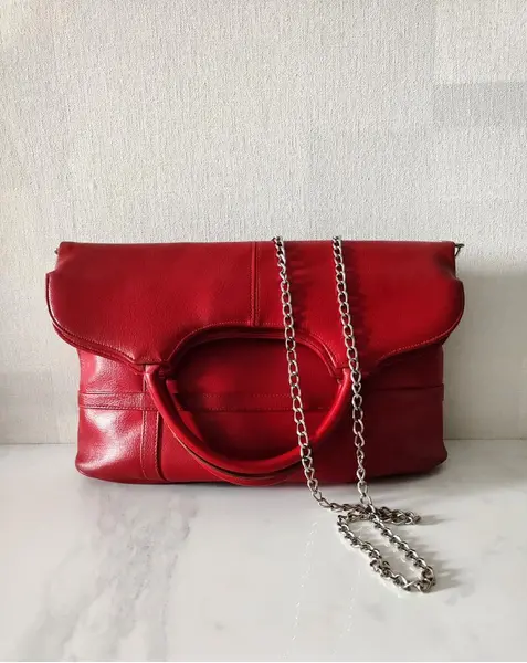 Foto de um(a) Bolsa Vintage Couro Vermelho, Década de 1970, da categoria de Outros colecionáveis. Bolsa vintage da década de 1970, em couro legítimo na cor vermelha. Com alça curta, mas podendo ser usada a tiracolo com... Mostrado de uma perspectiva diferente. Vendido no marketplace Trésors.