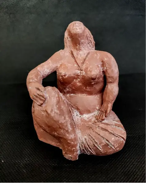 Foto de um(a) Escultura Woman anos 90 - Maia, da categoria de Escultura. Escultura feminina em terracota com pátina, década de 1990 autor: maia, artista gaúcho radicado em santa catarina. A: 9,5... Mostrado de uma perspectiva diferente. Vendido no marketplace Trésors.