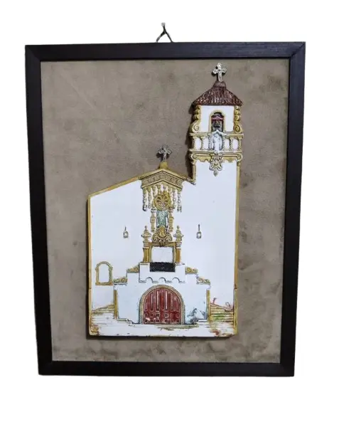 Foto de um(a) Fachada da Igreja Nossa Senhora do Brasil, Urca, Rio de Janeiro, Década de 1990, da categoria de Objetos de parede esculturais. Fachada da igreja nossa senhora do brasil, urca - rio de janeiro. Em gesso policromado com moldura em madeira e camurça... Vendido no marketplace Trésors.