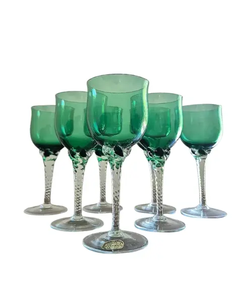 Foto de um(a) Conjunto com 06 taças verdes em cristal Bohemia década de 1960, da categoria de Jogos de taças e copos. Lindo conjunto com 06 taças para vinho tinto em fino cristal da Bohemia cor verde esmeralda com haste em desenho... Vendido no marketplace Trésors.