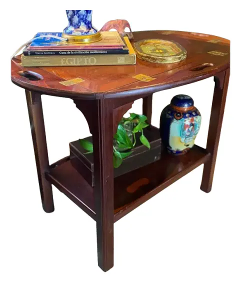 Foto de um(a) Mesinha lateral bandeja, da categoria de Mesas laterais. Antiguidade: Mesa oval com tampo removível e reversível em bandeja com abas dobráveis, executado em madeira nobre,... Vendido no marketplace Trésors.