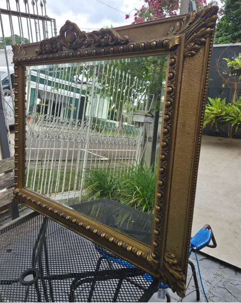 Foto de um(a) Espelho Antigo Dourado em Madeira com Vidro Bisotê, da categoria de Espelhos. Espelho antigo com moldura em madeira, acabamento dourado e detalhes entalhados. Possui vidro bisotê, que valoriza o... Mostrado de uma perspectiva diferente. Vendido no marketplace Trésors.