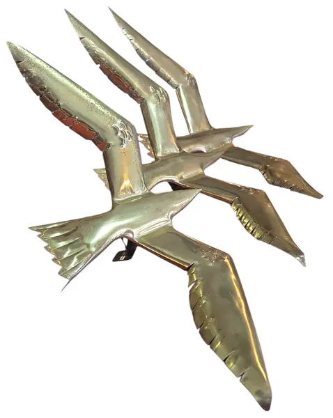 Foto de um(a) Trio de Arandelas Art Déco Gaivotas em Voo, da categoria de Arandelas. Maior 42 X 79 X 22 Altura Média 63 X 34 X 21 Altura Menor 49 X 25 X 16 Altura Resgate a elegância com este trio de... Mostrado de uma perspectiva diferente. Vendido no marketplace Trésors.