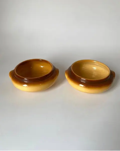 Foto de um(a) Dupla de tigelas cerâmicas, da categoria de Travessas e tigelas. Dupla de tigelas em cerâmica. Medem: 15 cm de diâmetro e 5 cm de altura. Mostrado de uma perspectiva diferente. Vendido no marketplace Trésors.