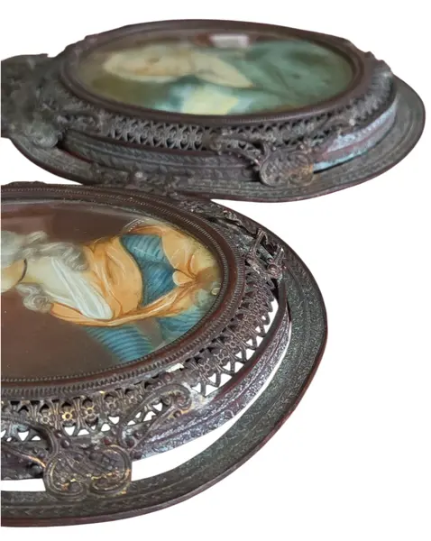 Foto de um(a) Par de Miniaturas Antigas - Retratos Nobres em Molduras de Metal Trabalhado, da categoria de Porta retratos. Este conjunto traz a elegância das miniaturas clássicas, apresentando retratos de um casal com indumentária de época. São... Mostrado de uma perspectiva diferente. Vendido no marketplace Trésors.