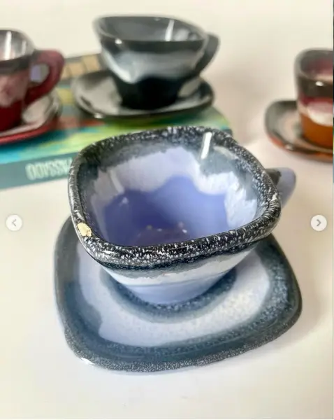 Foto de um(a) Conjunto com 06 xicaras de café, da categoria de Xícaras. Conjunto com 6 xícaras para cafezinho em cerâmica. Duas delas contém pequenos bicados como mostrado nas fotos. 4,5 cm de... Mostrado de uma perspectiva diferente. Vendido no marketplace Trésors.
