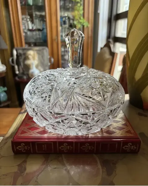 Foto de um(a) Antiga Caixa Decorativa Bomboniere Baleiro Cristal Tcheco, da categoria de Garrafas, potes e jarros. Antiga e grande caixa decorativa ou Bomboniere em cristal Tcheco, lapidado à mão. O pegador em forma de torre é muito... Mostrado de uma perspectiva diferente. Vendido no marketplace Trésors.