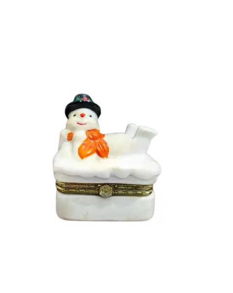Foto de um(a) Porta Jóias Snowman Anos 90, da categoria de Porta-Jóias. Porta joias boneco de neve porcelana com fecho em latão, década de 1990 A: 8 cm A do porta joias: 4 cm L: 7 cm P: 4,5 cm ... Vendido no marketplace Trésors.