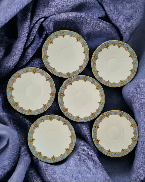 Foto de um(a) Pratinho para xícara em porcelana francesa Limoges, da categoria de Pratos. #PREÇO UNITÁRIO# Pratinho para xícara em porcelana francesa Limoges D.R.B(DESCOTTE REBOISSON BARRANGER) A história da... Mostrado de uma perspectiva diferente. Vendido no marketplace Trésors.