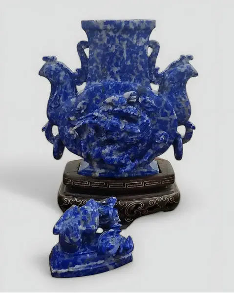 Foto de um(a) Pequeno Vaso Balaústre Em Pedra Lapis Lazuli, da categoria de Vasos. Lindo vaso balustre em lápis-lazúli com dragão esculpido ao centro, alças em forma de pássaros com argolas soltas e tampa... Mostrado de uma perspectiva diferente. Vendido no marketplace Trésors.