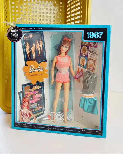 Foto de um(a) ​Barbie edição especial de 50 anos, Twist 'N Turn 1967, da categoria de Brinquedos antigos. Barbie edição especial de 50 anos, Twist 'N Turn 1967. Nunca aberta. Item de coleção. obs.: os elásticos internos ressecaram... Mostrado de uma perspectiva diferente. Vendido no marketplace Trésors.