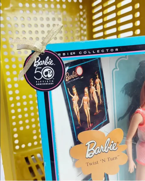 Foto de um(a) ​Barbie edição especial de 50 anos, Twist 'N Turn 1967, da categoria de Brinquedos antigos. Barbie edição especial de 50 anos, Twist 'N Turn 1967. Nunca aberta. Item de coleção. obs.: os elásticos internos ressecaram... Mostrado de uma perspectiva diferente. Vendido no marketplace Trésors.