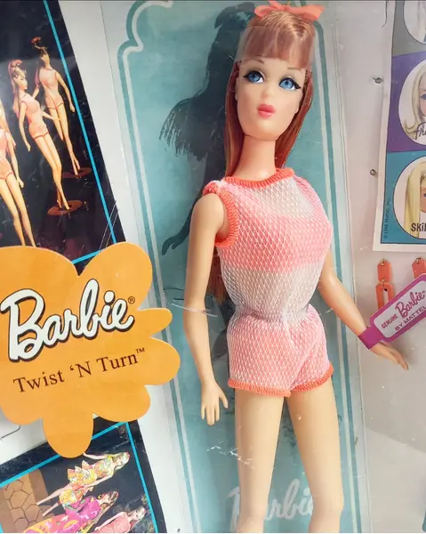 Foto de um(a) ​Barbie edição especial de 50 anos, Twist 'N Turn 1967, da categoria de Brinquedos antigos. Barbie edição especial de 50 anos, Twist 'N Turn 1967. Nunca aberta. Item de coleção. obs.: os elásticos internos ressecaram... Mostrado de uma perspectiva diferente. Vendido no marketplace Trésors.