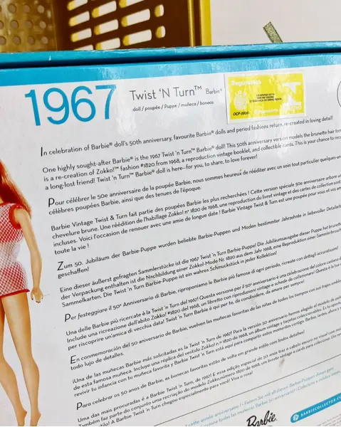 Foto de um(a) ​Barbie edição especial de 50 anos, Twist 'N Turn 1967, da categoria de Brinquedos antigos. Barbie edição especial de 50 anos, Twist 'N Turn 1967. Nunca aberta. Item de coleção. obs.: os elásticos internos ressecaram... Mostrado de uma perspectiva diferente. Vendido no marketplace Trésors.