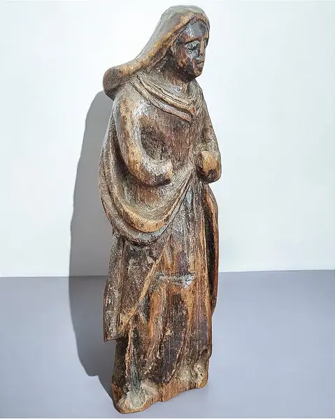 Foto de um(a) Antiga Imagem de Santa em madeira marrom, da categoria de Objetos religiosos e espirituais. Antiga imagem em madeira representando Nossa Senhora. *OBS: falta das mãosA prática de retirar partes de imagens de santos... Mostrado de uma perspectiva diferente. Vendido no marketplace Trésors.