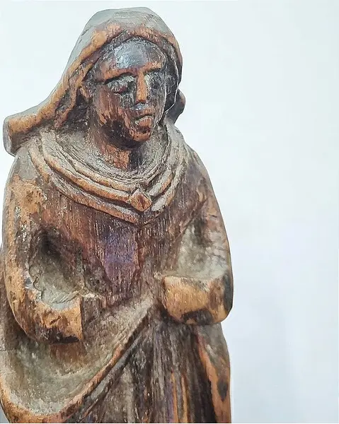 Foto de um(a) Antiga Imagem de Santa em madeira marrom, da categoria de Objetos religiosos e espirituais. Antiga imagem em madeira representando Nossa Senhora. *OBS: falta das mãosA prática de retirar partes de imagens de santos... Mostrado de uma perspectiva diferente. Vendido no marketplace Trésors.