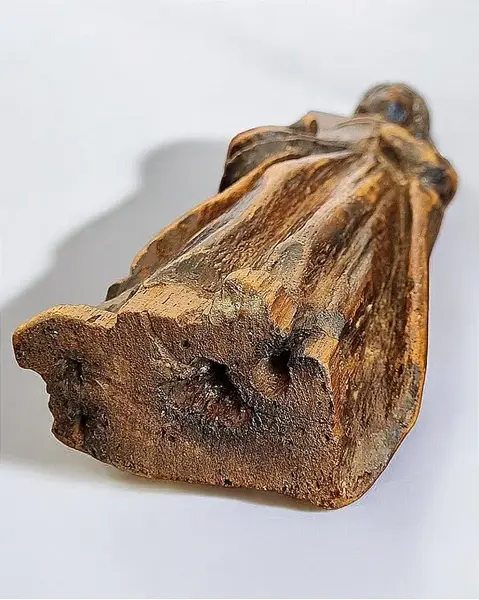 Foto de um(a) Antiga Imagem de Santa em madeira marrom, da categoria de Objetos religiosos e espirituais. Antiga imagem em madeira representando Nossa Senhora. *OBS: falta das mãosA prática de retirar partes de imagens de santos... Mostrado de uma perspectiva diferente. Vendido no marketplace Trésors.