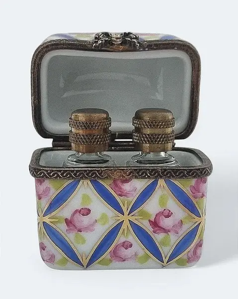 Foto de um(a) Pequena caixa em porcelana Limoges com 2 frascos, da categoria de Cestos e Caixas. A Pequena caixa em porcelana Limoges com 2 frascos é uma peça de arte que combina elegância e funcionalidade. Feita à mão... Mostrado de uma perspectiva diferente. Vendido no marketplace Trésors.