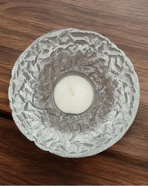 Foto de um(a) Castiçal Orrefors Designer Lars Hellsten - Jogos Olímpicos de 1984, da categoria de Castiçais. Castiçal ´OLYMPIC TORCH´ em cristal sueco Orrefors, projetado por Lars Hellsten para os Jogos Olímpicos de 1984 Lars... Mostrado de uma perspectiva diferente. Vendido no marketplace Trésors.