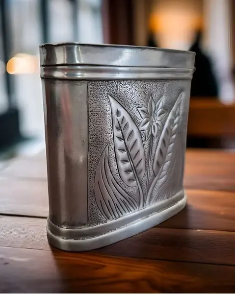 Foto de um(a) Antiga caixa de tabaco em prata, da categoria de Caixas de rapé e caixas de tabaco. Peça rara do século XVIII: caixa de fumo em prata cinzelada Com ricos detalhes inspirados na folha de tabaco, esta... Mostrado de uma perspectiva diferente. Vendido no marketplace Trésors.