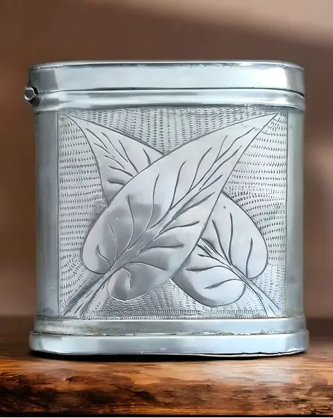 Foto de um(a) Antiga caixa de tabaco em prata, da categoria de Caixas de rapé e caixas de tabaco. Peça rara do século XVIII: caixa de fumo em prata cinzelada Com ricos detalhes inspirados na folha de tabaco, esta... Mostrado de uma perspectiva diferente. Vendido no marketplace Trésors.