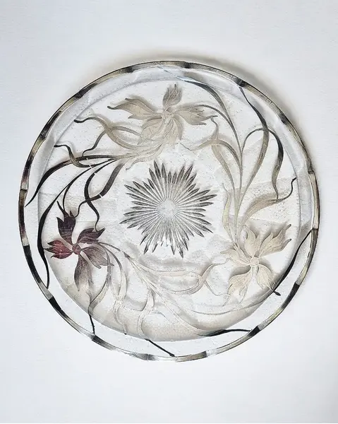 Foto de um(a) Biscoiteira com presentoir cristal e prata - vidrão Europeu década 30/40, da categoria de Utensílios de café e chá. Antiga biscoiteira e presentoir em vidro com decoração floral em prata. Rara no mercado esta peça destaca-se pela decoração... Mostrado de uma perspectiva diferente. Vendido no marketplace Trésors.