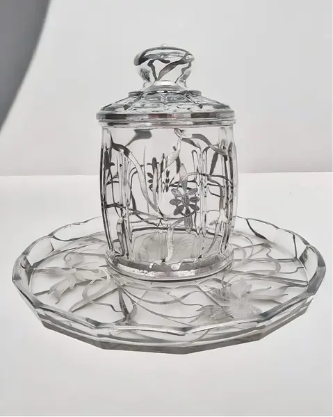Foto de um(a) Biscoiteira com presentoir cristal e prata - vidrão Europeu década 30/40, da categoria de Utensílios de café e chá. Antiga biscoiteira e presentoir em vidro com decoração floral em prata. Rara no mercado esta peça destaca-se pela decoração... Mostrado de uma perspectiva diferente. Vendido no marketplace Trésors.