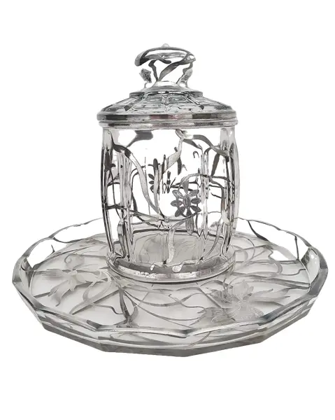 Foto de um(a) Biscoiteira com presentoir cristal e prata - vidrão Europeu década 30/40, da categoria de Utensílios de café e chá. Antiga biscoiteira e presentoir em vidro com decoração floral em prata. Rara no mercado esta peça destaca-se pela decoração... Vendido no marketplace Trésors.