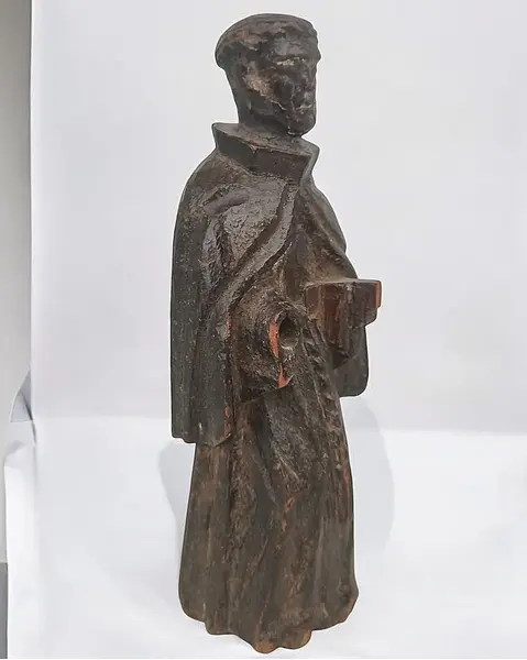 Foto de um(a) Antiga Imagem De Santo Antônio em madeira, da categoria de Objetos religiosos e espirituais. Antiga imagem em madeira representando Santo Antônio. *falta das mãos A prática de retirar partes de imagens de santos... Mostrado de uma perspectiva diferente. Vendido no marketplace Trésors.