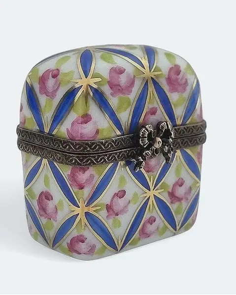 Foto de um(a) Pequena caixa em porcelana Limoges com 2 frascos, da categoria de Cestos e Caixas. A Pequena caixa em porcelana Limoges com 2 frascos é uma peça de arte que combina elegância e funcionalidade. Feita à mão... Mostrado de uma perspectiva diferente. Vendido no marketplace Trésors.