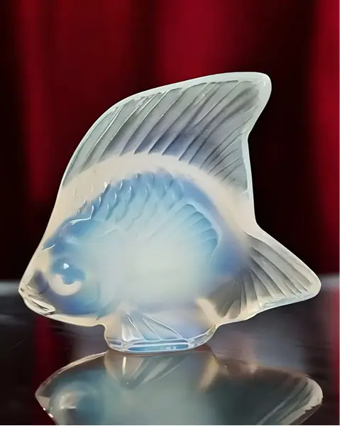 Foto de um(a) Pequeno peixe em vidro artístico Lalique, da categoria de Escultura. Pequeno peixe em vidro artístico Lalique. As pequenas esculturas de animais da Lalique representam uma faceta fascinante da... Mostrado de uma perspectiva diferente. Vendido no marketplace Trésors.