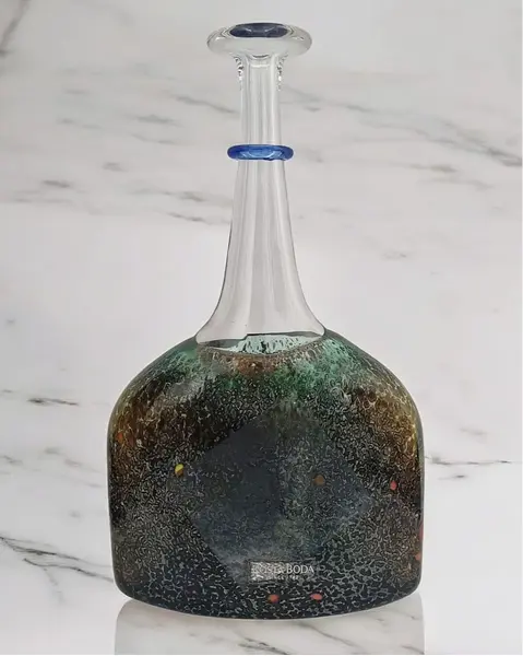 Foto de um(a) Garrafa Satellite Kosta Boda Design Bertil Vallien Policromada, da categoria de Garrafas, potes e jarros. Garrafa Satellite Kosta Boda design Bertil Vallien A garrafa "Satellite" de Bertil Vallien para a Kosta Boda é mais do que... Mostrado de uma perspectiva diferente. Vendido no marketplace Trésors.