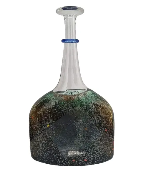 Foto de um(a) Garrafa Satellite Kosta Boda Design Bertil Vallien Policromada, da categoria de Garrafas, potes e jarros. Garrafa Satellite Kosta Boda design Bertil Vallien A garrafa "Satellite" de Bertil Vallien para a Kosta Boda é mais do que... Vendido no marketplace Trésors.