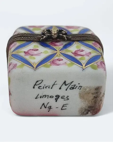 Foto de um(a) Pequena caixa em porcelana Limoges com 2 frascos, da categoria de Cestos e Caixas. A Pequena caixa em porcelana Limoges com 2 frascos é uma peça de arte que combina elegância e funcionalidade. Feita à mão... Mostrado de uma perspectiva diferente. Vendido no marketplace Trésors.