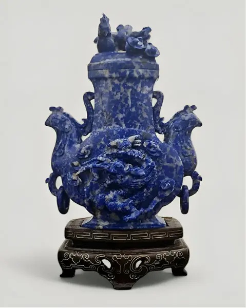 Foto de um(a) Pequeno Vaso Balaústre Em Pedra Lapis Lazuli, da categoria de Vasos. Lindo vaso balustre em lápis-lazúli com dragão esculpido ao centro, alças em forma de pássaros com argolas soltas e tampa... Mostrado de uma perspectiva diferente. Vendido no marketplace Trésors.