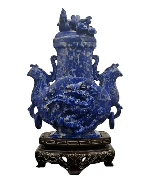 Foto de um(a) Pequeno Vaso Balaústre Em Pedra Lapis Lazuli, da categoria de Vasos. Lindo vaso balustre em lápis-lazúli com dragão esculpido ao centro, alças em forma de pássaros com argolas soltas e tampa... Vendido no marketplace Trésors.