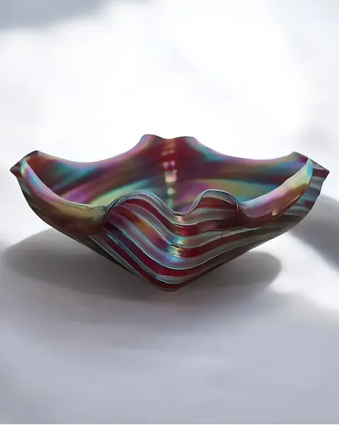 Foto de um(a) Centro De Mesa Em Vidro Artístico Loetz, da categoria de Centro de mesa. A Loetz, fundada em 1836, ganhou notoriedade sob a direção de Maximilian von Spaun, que impulsionou a empresa a se tornar... Mostrado de uma perspectiva diferente. Vendido no marketplace Trésors.