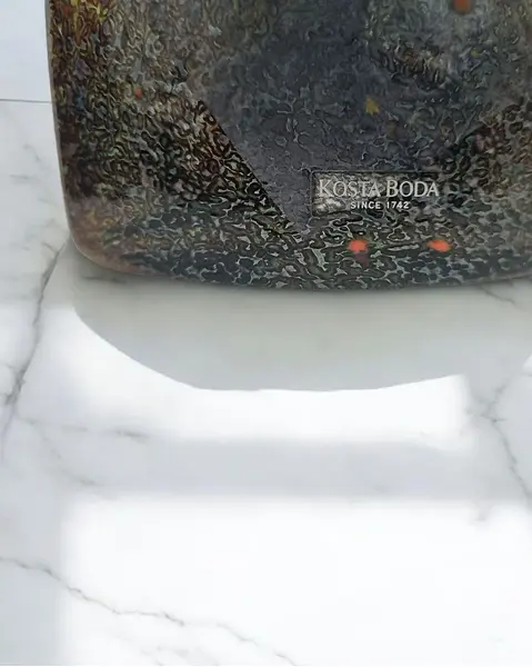 Foto de um(a) Garrafa Satellite Kosta Boda Design Bertil Vallien Policromada, da categoria de Garrafas, potes e jarros. Garrafa Satellite Kosta Boda design Bertil Vallien A garrafa "Satellite" de Bertil Vallien para a Kosta Boda é mais do que... Mostrado de uma perspectiva diferente. Vendido no marketplace Trésors.