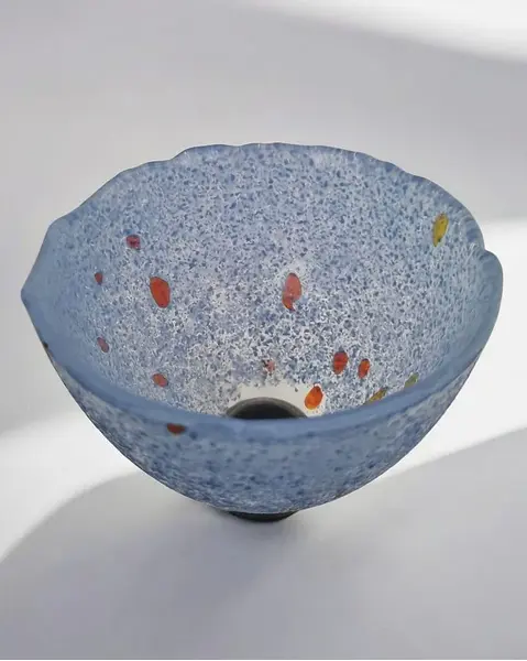 Foto de um(a) Bowl Kosta Boda - série Chicko De Bertil Vallien Azul, da categoria de Tigelas decorativas. Bowl Kosta Boda série Chicko de Bertil Vallien A série "Chicko" de Bertil Vallien para a Kosta Boda transcende a mera... Mostrado de uma perspectiva diferente. Vendido no marketplace Trésors.