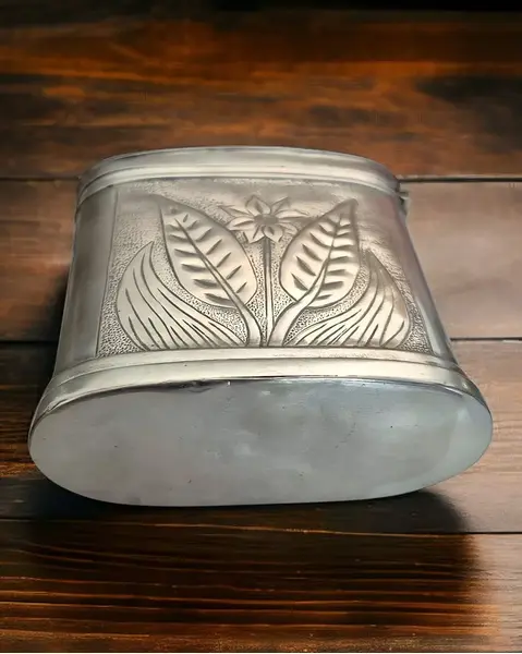 Foto de um(a) Antiga caixa de tabaco em prata, da categoria de Caixas de rapé e caixas de tabaco. Peça rara do século XVIII: caixa de fumo em prata cinzelada Com ricos detalhes inspirados na folha de tabaco, esta... Mostrado de uma perspectiva diferente. Vendido no marketplace Trésors.