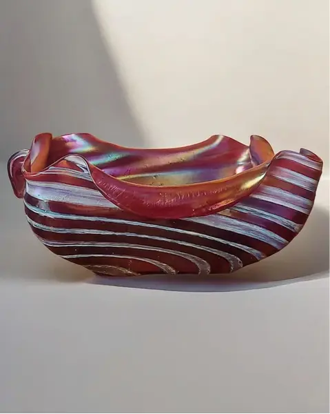 Foto de um(a) Centro De Mesa Em Vidro Artístico Loetz, da categoria de Centro de mesa. A Loetz, fundada em 1836, ganhou notoriedade sob a direção de Maximilian von Spaun, que impulsionou a empresa a se tornar... Mostrado de uma perspectiva diferente. Vendido no marketplace Trésors.