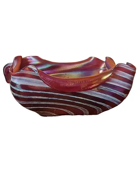 Foto de um(a) Centro De Mesa Em Vidro Artístico Loetz, da categoria de Centro de mesa. A Loetz, fundada em 1836, ganhou notoriedade sob a direção de Maximilian von Spaun, que impulsionou a empresa a se tornar... Vendido no marketplace Trésors.