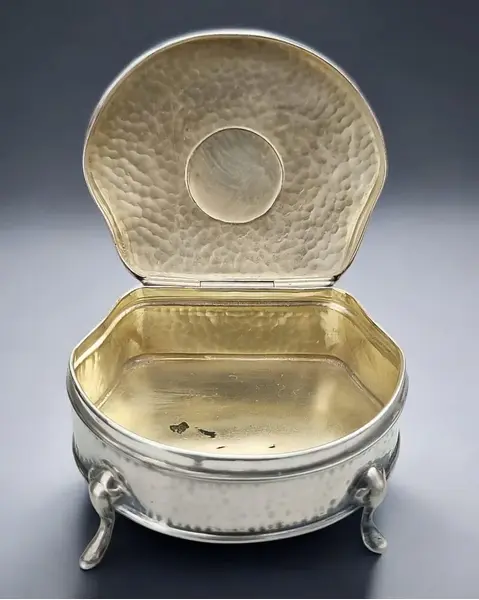 Foto de um(a) Caixinha Eduardiana em prata Inglesa Esterlina, da categoria de Cestos e Caixas. Rara Joia da Ourivesaria Inglesa: Caixinha Eduardiana em Prata Esterlina (1909) Mais do que uma simples caixa para anéis e... Mostrado de uma perspectiva diferente. Vendido no marketplace Trésors.