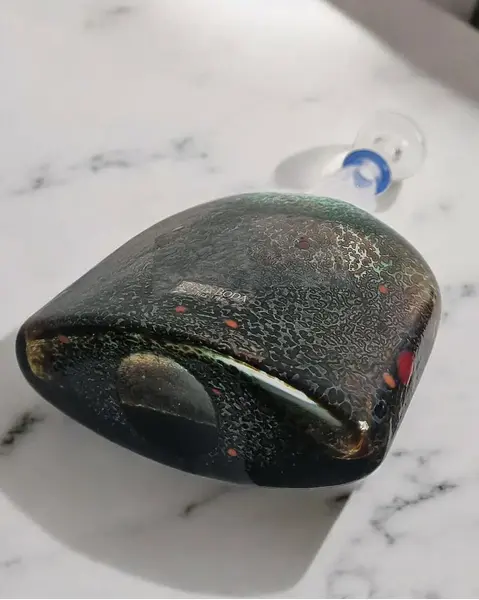 Foto de um(a) Garrafa Satellite Kosta Boda Design Bertil Vallien Policromada, da categoria de Garrafas, potes e jarros. Garrafa Satellite Kosta Boda design Bertil Vallien A garrafa "Satellite" de Bertil Vallien para a Kosta Boda é mais do que... Mostrado de uma perspectiva diferente. Vendido no marketplace Trésors.