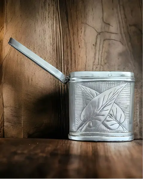 Foto de um(a) Antiga caixa de tabaco em prata, da categoria de Caixas de rapé e caixas de tabaco. Peça rara do século XVIII: caixa de fumo em prata cinzelada Com ricos detalhes inspirados na folha de tabaco, esta... Mostrado de uma perspectiva diferente. Vendido no marketplace Trésors.