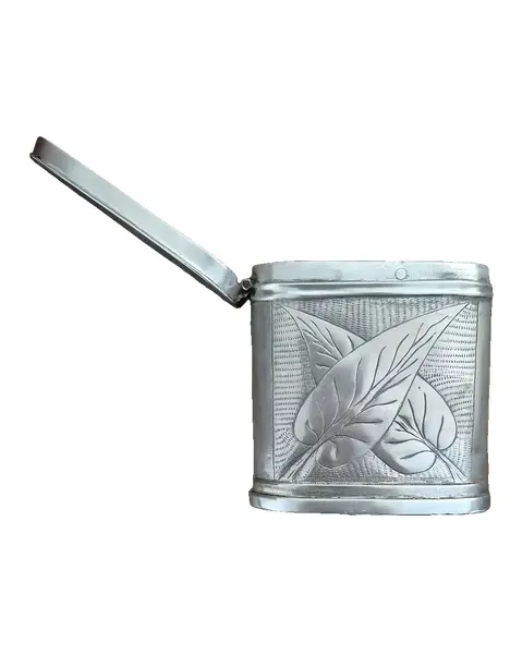 Foto de um(a) Antiga caixa de tabaco em prata, da categoria de Caixas de rapé e caixas de tabaco. Peça rara do século XVIII: caixa de fumo em prata cinzelada Com ricos detalhes inspirados na folha de tabaco, esta... Vendido no marketplace Trésors.